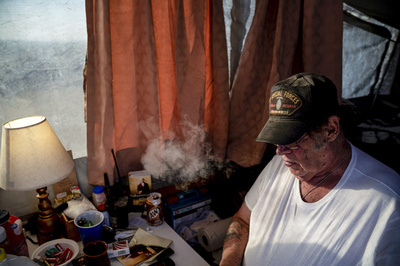 米FBI、右派武装集団の男を逮捕 移民の違法拘束疑惑も