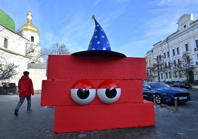 「子どもに戦争見せるな」 バリケードを「変身」 ウクライナ首都