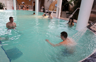 仏ピレネー山脈の温泉でくつろぐ新年の休暇