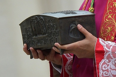 「聖ペテロの遺骨」を初公開、バチカン