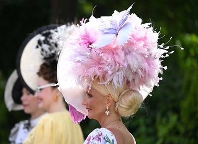 伝統競馬ロイヤルアスコット 色鮮やかな帽子も見どころ