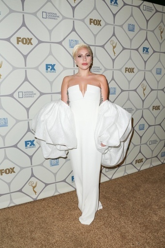 レディー・ガガ、友人デザイナーの成功に感涙