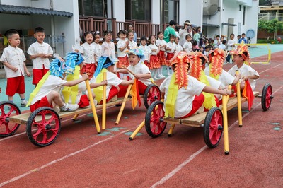 幼稚園で陸上ドラゴンボートレース開催 中国福建省武夷山市