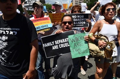 米首都で女性たちが移民親子引き離しに抗議、500人以上逮捕