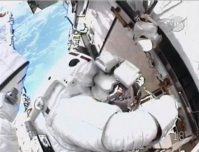 スペースシャトル「エンデバー」、4回目の船外活動終える