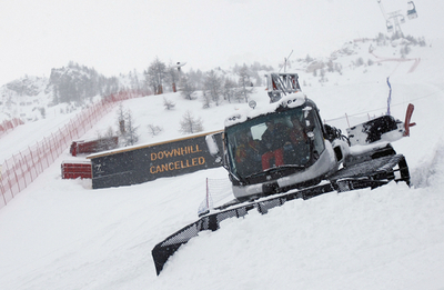 男子滑降第8戦は大雪のため中止に