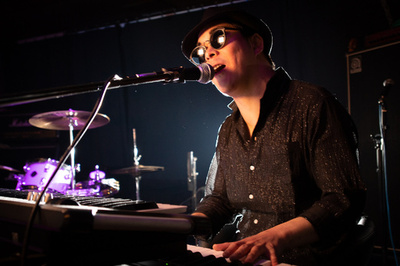 ウクライナの視覚障害者に日本からエールを 全盲のロックピアニスト