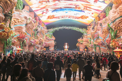 極彩色で客を出迎え　珠海・長隆海洋王国のLEDスクリーン