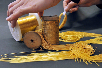 情熱を胸に、金糸と向き合うフランスの職人