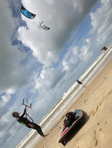 イスラエルの海でカイトサーフィン楽しむ人びと