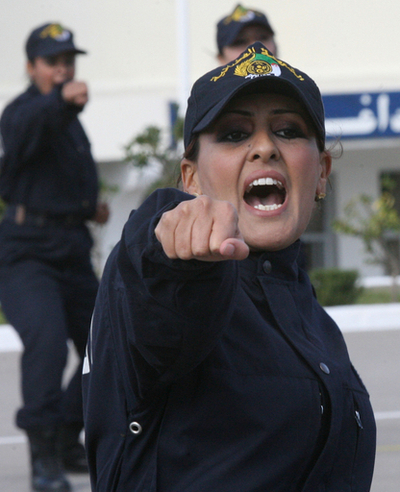 アルジェリアで女性警察官の卒業式、習得した技能を披露