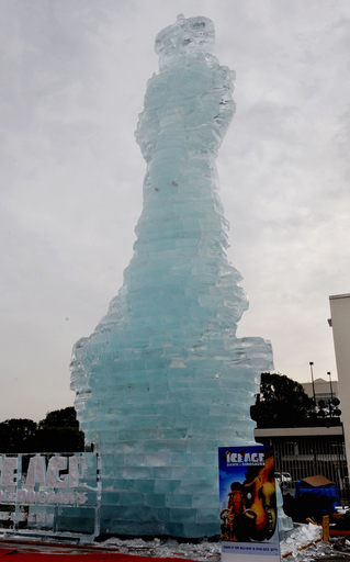 「アイス・エイジ」のキャラが、高さ14メートルの氷の彫刻に