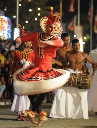 スリランカで仏教の祭典、音楽や踊りで華やかに
