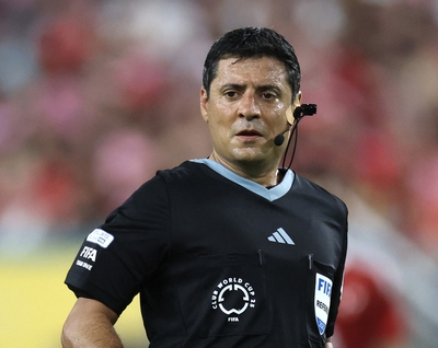 クラブW杯で初導入の「審判カメラ」 微妙な場面の映像は見せず