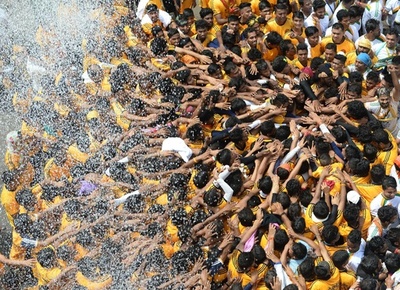 クリシュナ神たたえる「人間ピラミッド」、禁止に抗議も インド