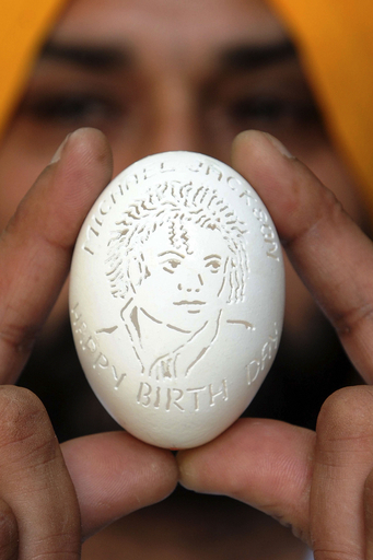 卵の殻に彫られたマイケルの似顔絵、インドの精密アート