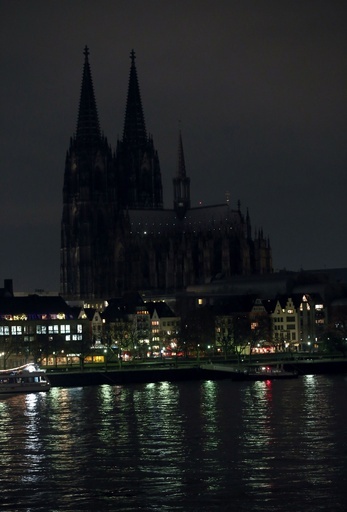 反移民デモ台頭で溝深まるドイツ、名所で「抗議の消灯」も