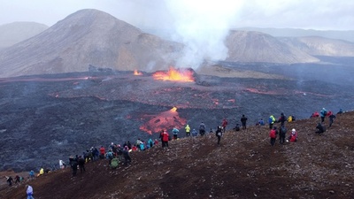 アイスランドの火山噴火、火口に大勢の見物人