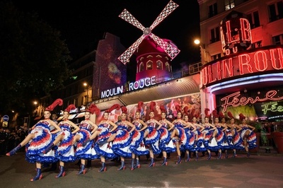 パリ名所「ムーラン・ルージュ」 赤い風車の羽根復活 五輪を前に