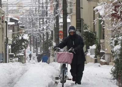 東京都心で大雪、交通機関に乱れ
