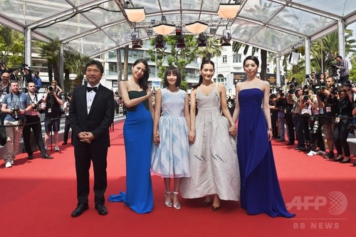 【写真特集】『海街diary』上映、綾瀬さんらレッドカーペットに カンヌ 【写真特集】『海街diary』上映、綾瀬さんらレッドカーペットに カンヌ