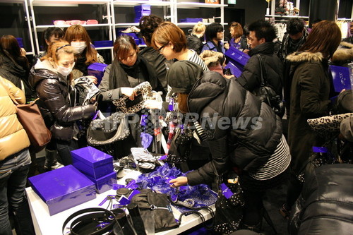 Jimmy Choo for H&M発売開始、約3000人が行列 Jimmy Choo for H&M発売開始、約3000人が行列