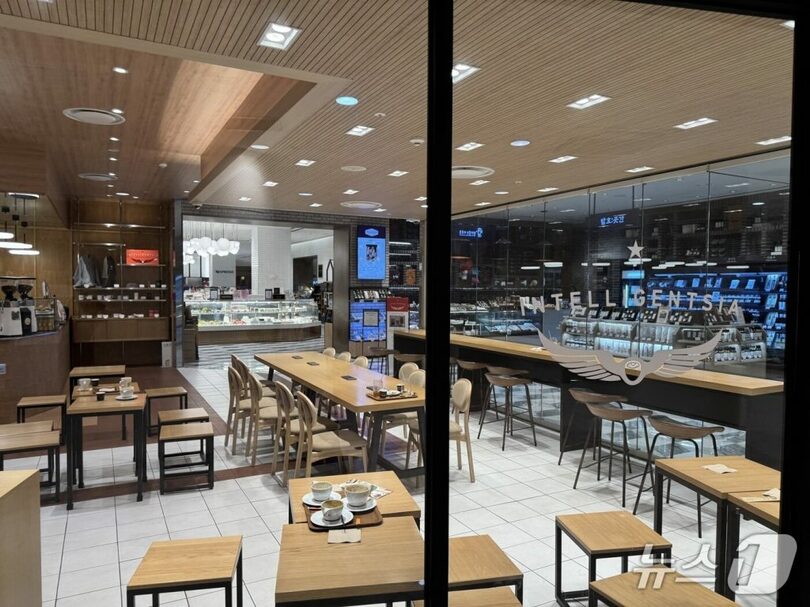 5日午後、新世界百貨店本店に爆発物が仕掛けられたという脅迫文がインターネット上に投稿され、カフェのテーブルには飲みかけのコーヒーが残されたままとなっている(c)news1