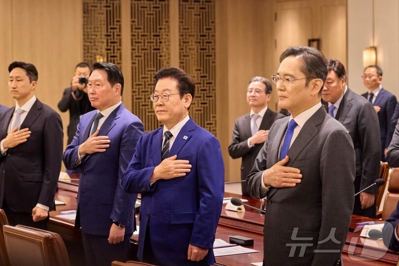 2025年11月16日、ソウル・龍山の大統領室で開かれた韓米関税協議の後続官民合同会議に臨むイ・ジェミョン（李在明）大統領＝大統領室提供(c)news1