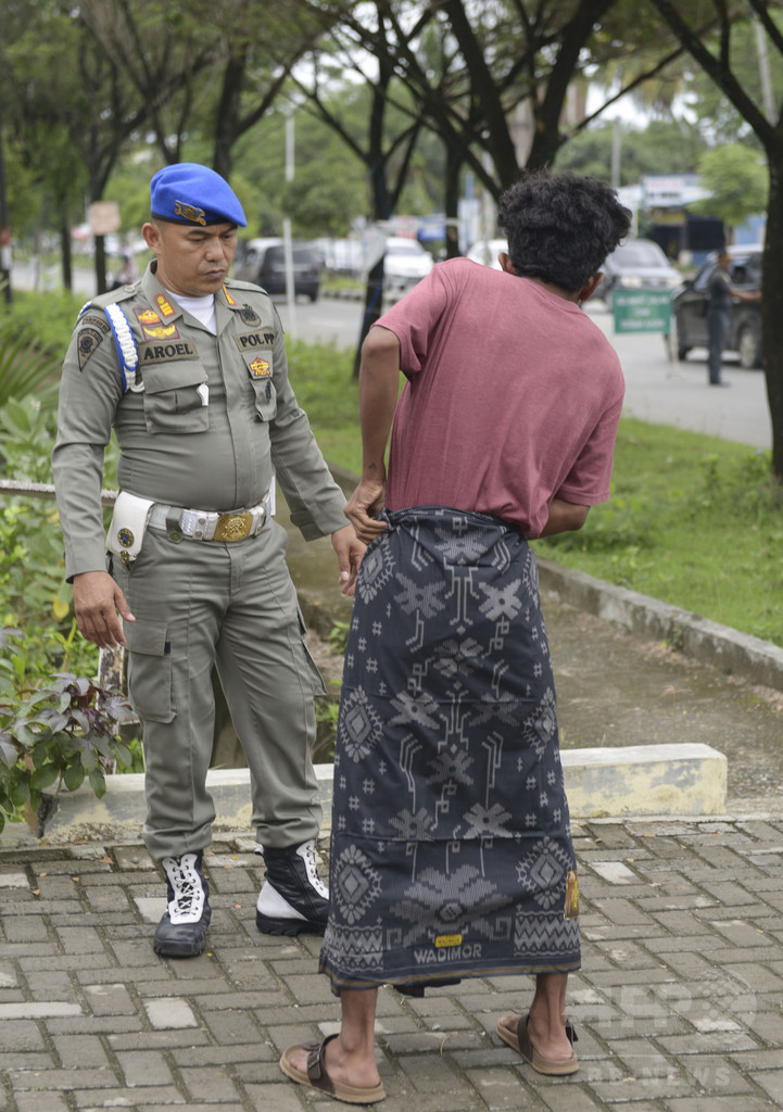 インドネシア警察 トランスジェンダーの女性を強制断髪 写真1枚 国際ニュース Afpbb News