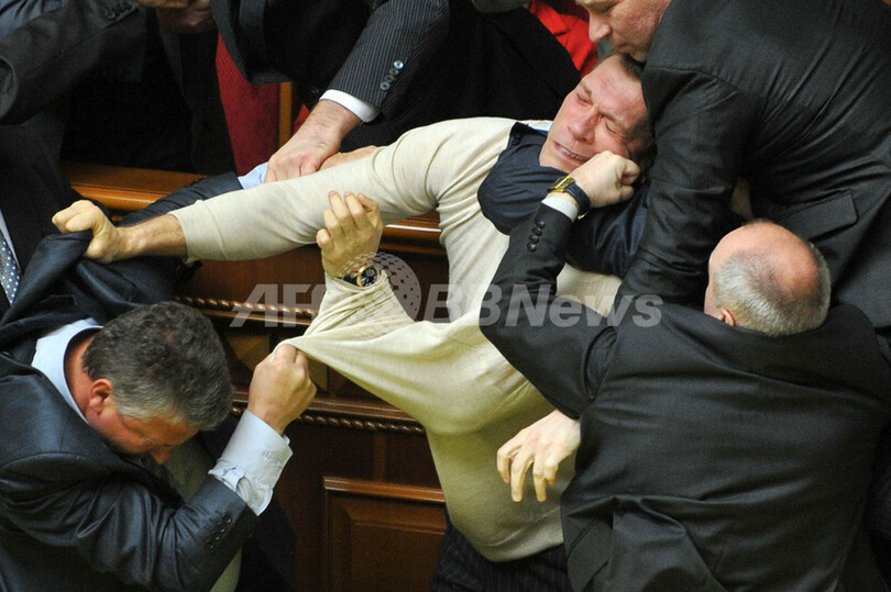 ウクライナ議会、露海軍の駐留期限延長で大パニックに