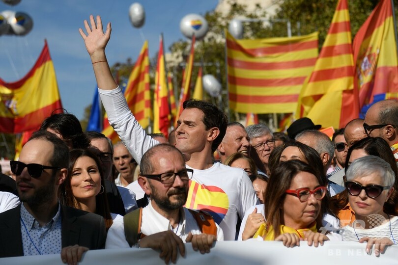 カタルーニャで独立反対派がデモ 支持派に対抗