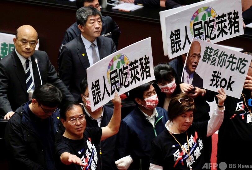 台湾議会で豚の内臓飛び交う、米国産豚肉の輸入解禁に野党反発