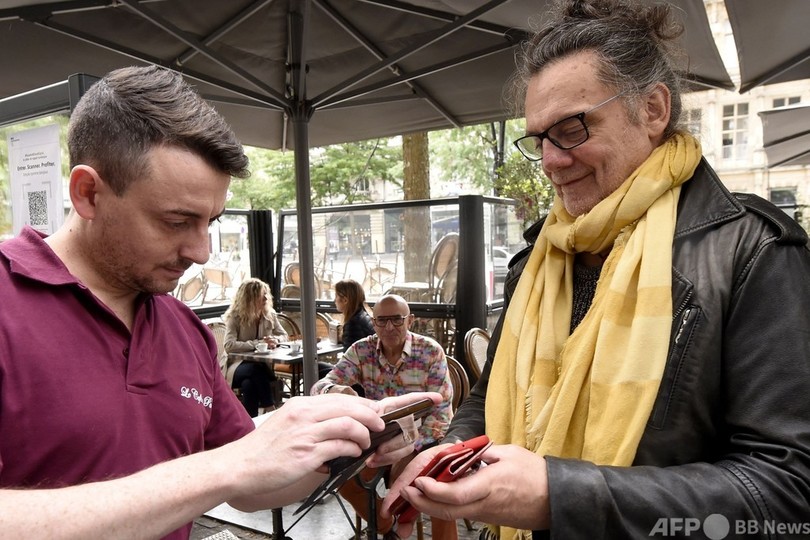 フランスの「衛生パス」、カフェや電車でも義務化