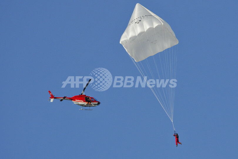 レオナルド・ダビンチ設計のパラシュート、スイス人男性が降下に初成功
