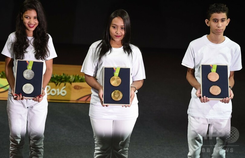 リオ五輪・パラリンピックのメダルがお披露目される