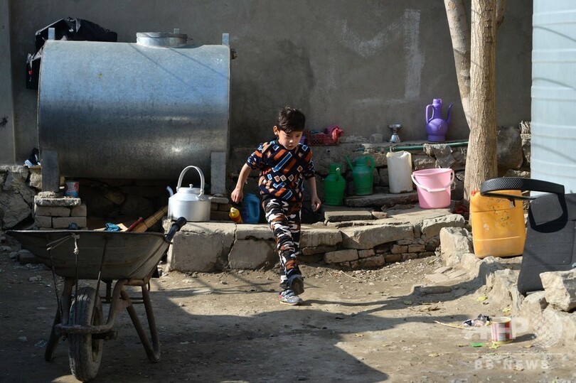 夢から悪夢へ…アフガンの「小さなメッシ」、タリバンに追われ避難民に