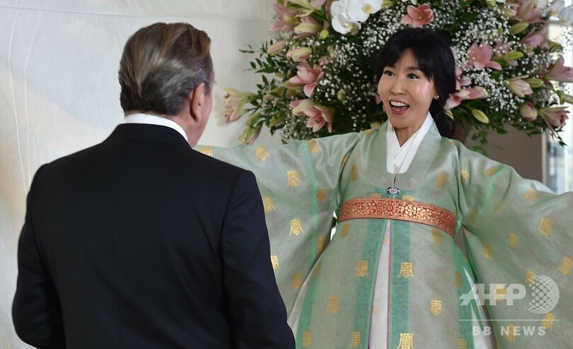 シュレーダー前独首相、韓国人女性と結婚式 ベルリンの最高級ホテルで