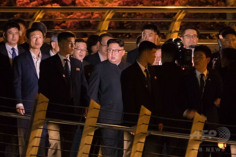 金正恩氏、会談前夜にシンガポール観光 外相と自撮りも