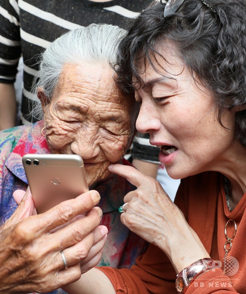 60年前に生き別れの母と再会 南京の98歳と62歳母娘