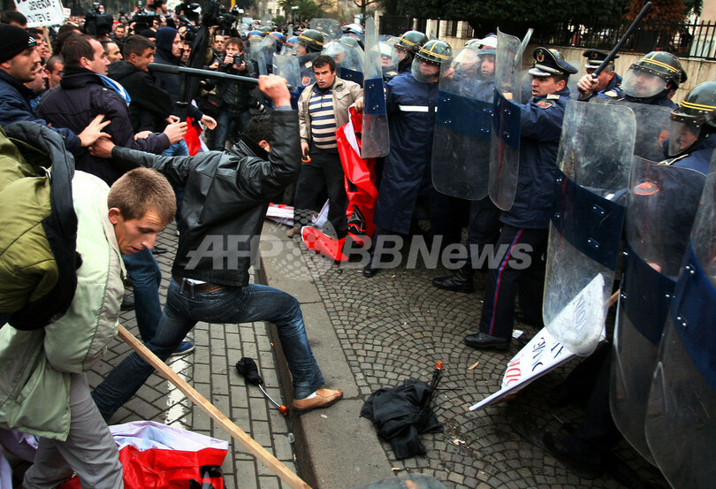 アルバニアで反政府デモ、治安部隊と衝突 3人死亡