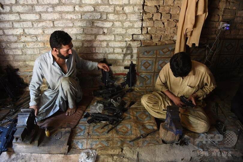 銃がスマホより安いパキスタンの町