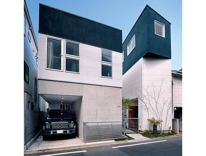 ひとつの敷地に2つの建物が建っている今泉邸。右手の東棟が先に建ち、それから2年遅れて西棟が完成した。建物は木造だが、クルマのエンジン音がテナントに聞こえないよう、ガレージの周りはコンクリート造になっている。グレーのボディカラーのGクラスを選んだのは、アウトドアで使用する際に周囲に馴染むから。