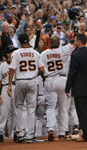 Mitchell & Ness ハンク・アーロン XL 74年11月、日米野球で王（左）が見つめる中、本塁打競争をするハンク