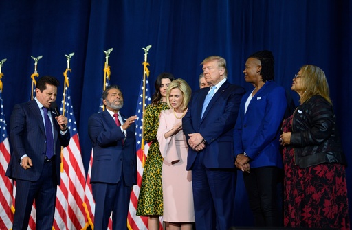 「神はわれわれの味方」 トランプ氏、福音派教会で新年初の選挙演説