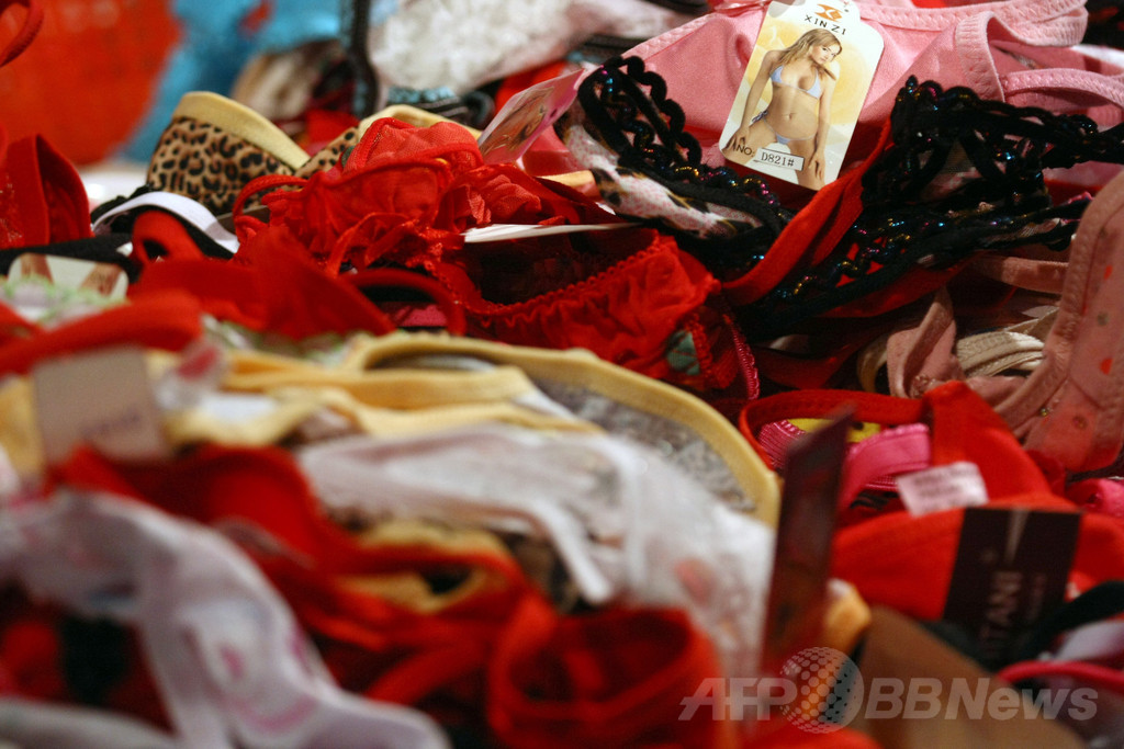「パンティー強盗」の警官6人を逮捕、ブラジル 「パンティー強盗」の警官6人を逮捕、ブラジル