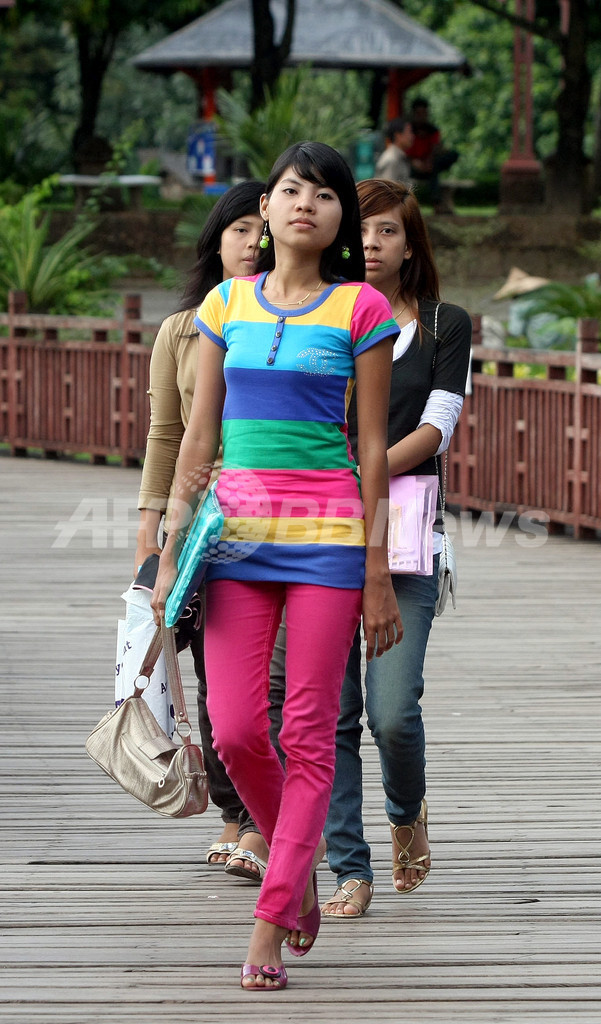 変化するミャンマーの若者ファッション 写真2枚 国際ニュース Afpbb News