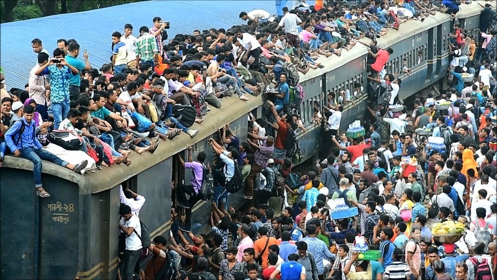 動画：超満員列車へ乗り込み帰省、イスラム教の「犠牲祭」 バングラ ...