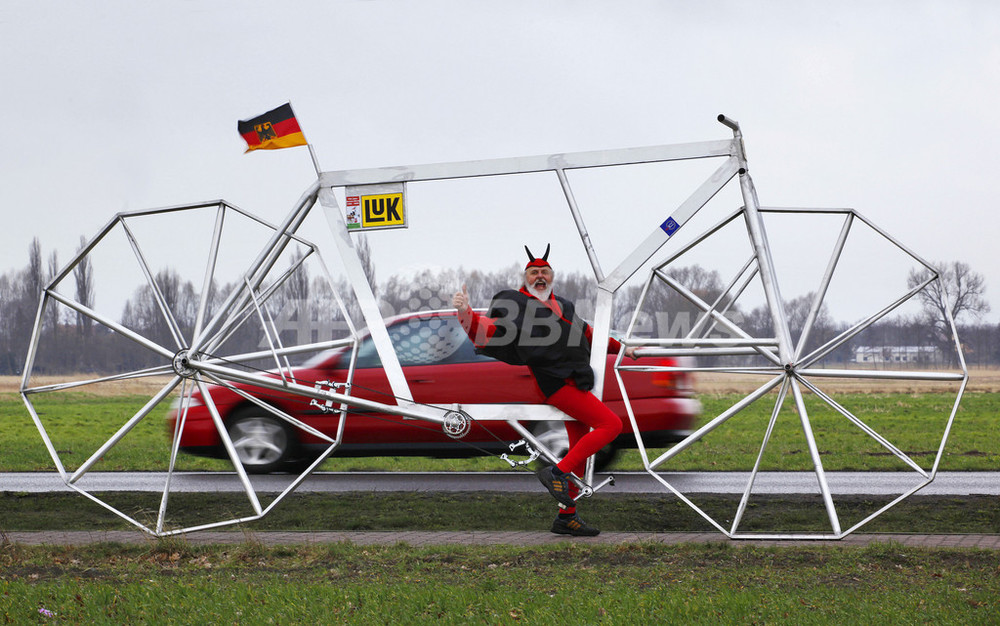 おじさん ツール・ド・フランス名物「悪魔おじさん」、新作自転車を発表 写真5枚