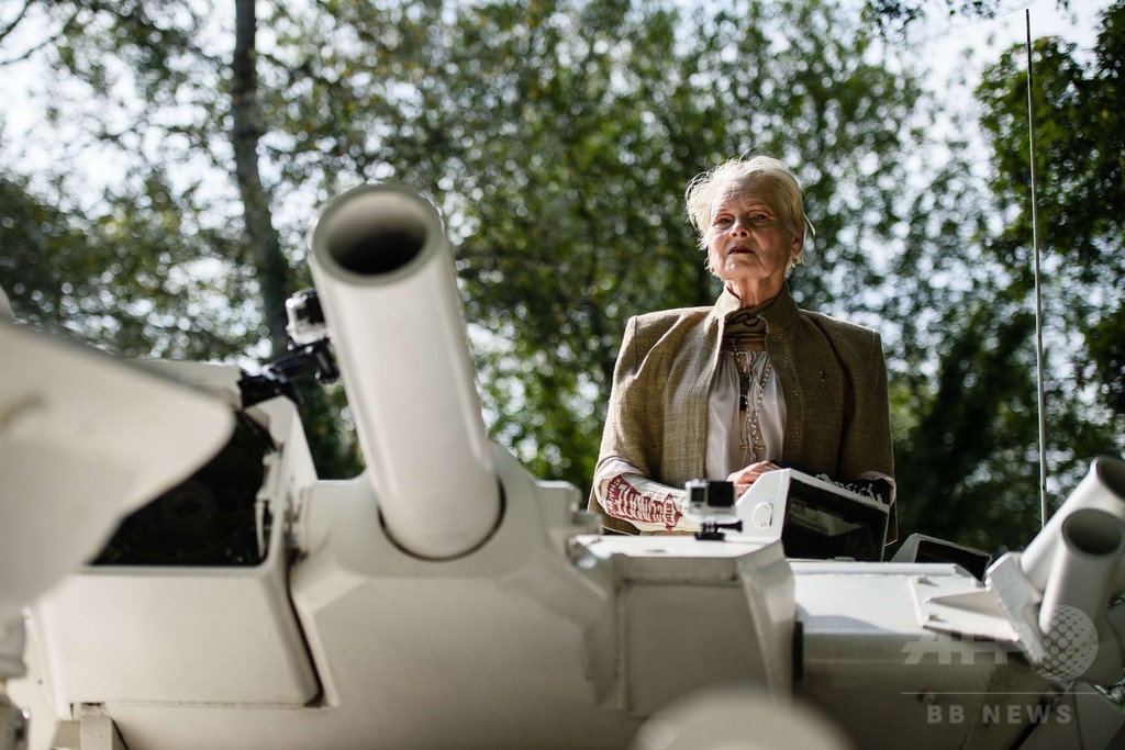 V・ウエストウッド、戦車でシェールガス開発に抗議