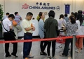 台湾の台北松山空港で中華航空の客室乗務員によるストを受け、同航空のカウンター前に滞留する乗客（2016年6月24日撮影）。(c)AFP/SAM YEH